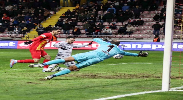 Kayserispor bir kez daha Başakşehiri yendi