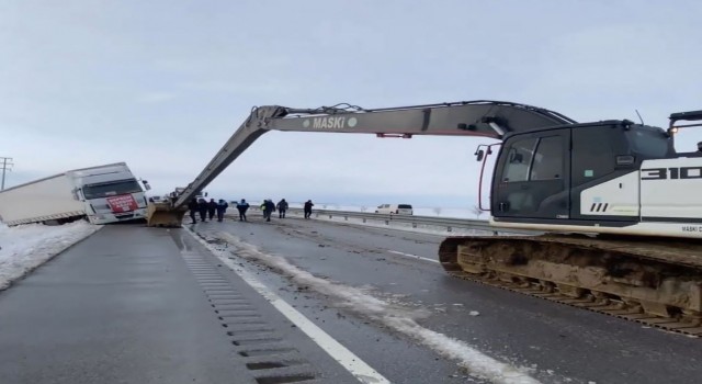 Kaza yapan ayni yardım tırı kurtarıldı