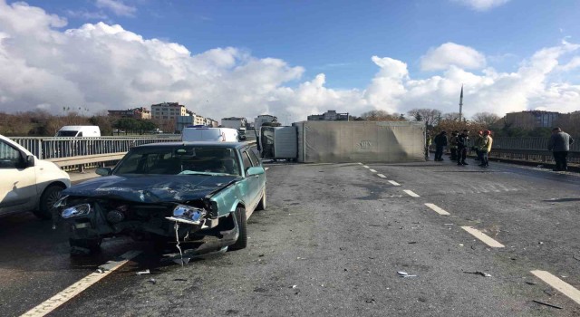 Kaza yapan kamyonetin sürücüsü itfaiye ekipleri tarafından çıkarıldı