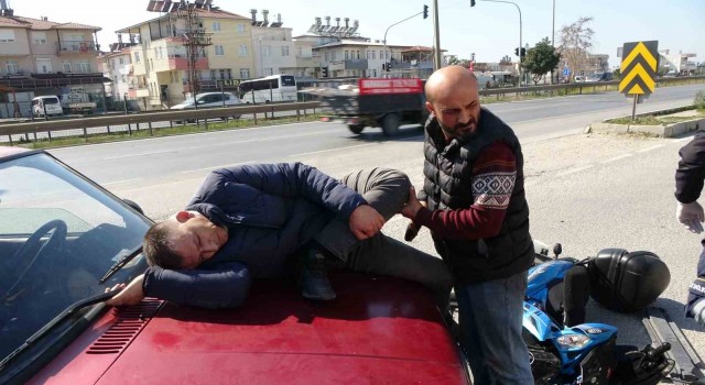Kazada otomobil üzerine düşen yaralının hali görenleri hayrete düşürdü