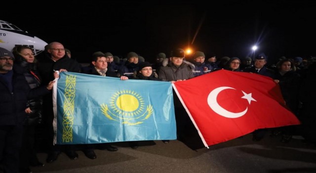 Kazak ekipler, ülkelerinde Türk ve Kazakistan bayrakları ile karşılandı