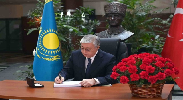 Kazakistan Cumhurbaşkanı Tokayev, Türkiyedeki depremzedeler için taziye defterini imzaladı