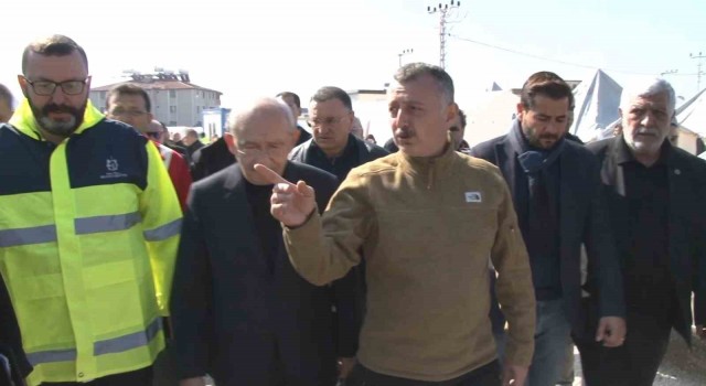 Kemal Kılıçdaroğlu Kocaeli Belediyesinin kurduğu çadır kenti ziyaret etti
