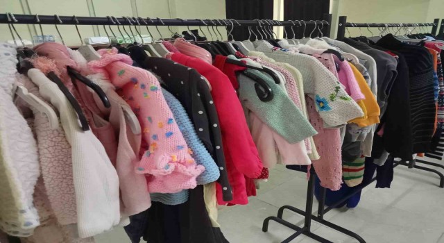 Kemalpaşadaki vakıf, depremzedeler için mağazaya dönüştürüldü
