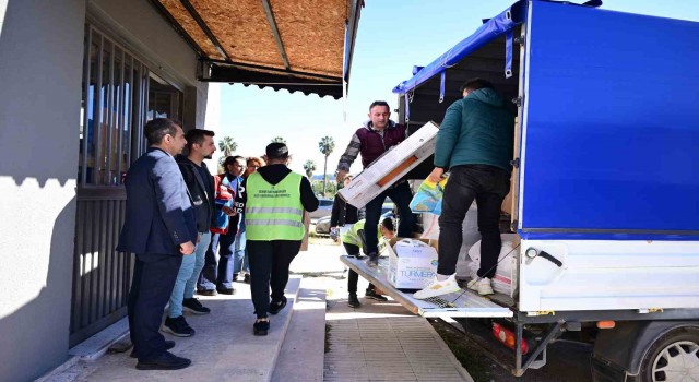 Kemerde belediyeye gelen 3 kamyonet dolusu yardım koordinasyon merkezine teslim edildi