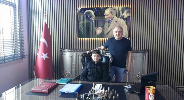 Kendi küçük yüreği büyük, kumbarasında biriktirdiği paraları depremzedelere bağışladı