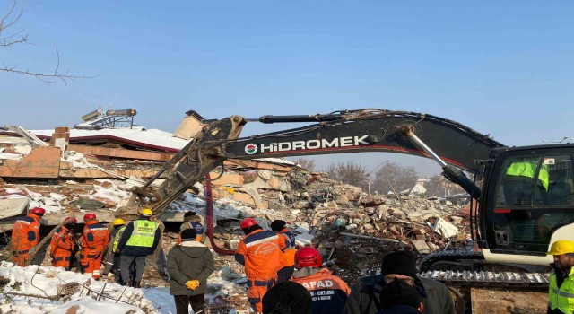 Kepez Belediyesi ekipleri, 84. saatte Serpil teyzeyi kurtardı