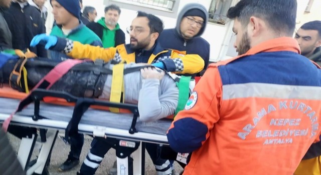Kepezin arama kurtarma ekibi, 30 saat sonra bir aileyi kurtardı