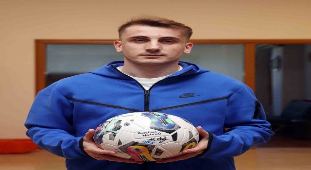 Kerem Aktürkoğlu, hat-trick yaptığı maçtaki topu depremzedeler için bağışladı