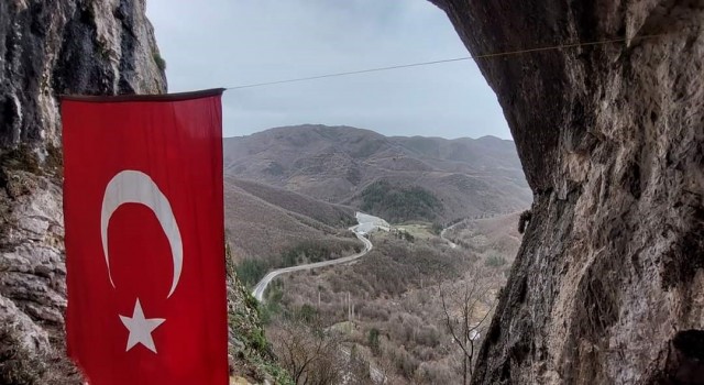 Kimsenin çıkamadığı Şahinkaya Mağarasına Türk bayrağı astı