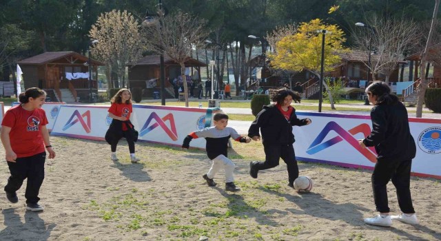 Kır Çiçekleri depremzede çocuklara moral oldu
