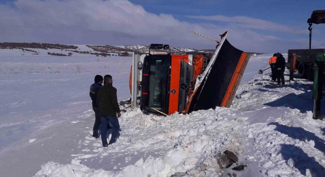 Kırıkkalede kar küreme aracı devrildi, sürücü hafif yaralandı