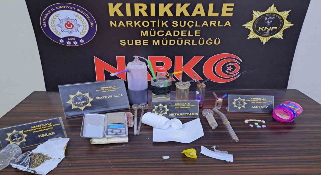 Kırıkkalede uyuşturucu ticareti yapan 2 şüpheli tutuklandı
