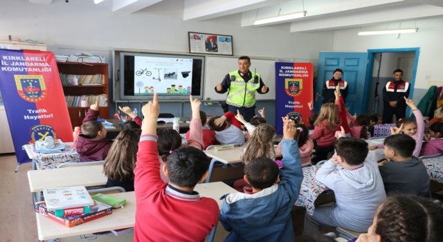 Kırklarelinde ilkokul öğrencilerine trafik eğitimi