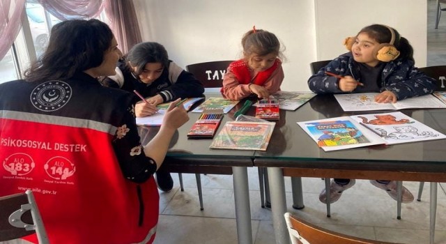 Kırmızı Yelekliler, depremzedeleri yalnız bırakmıyor