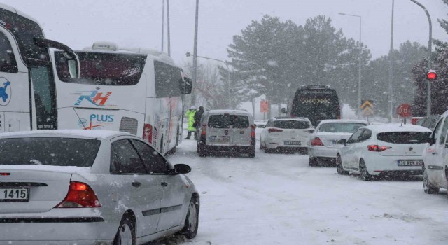 Kırşehirde ulaşıma kar sürgünü engeli