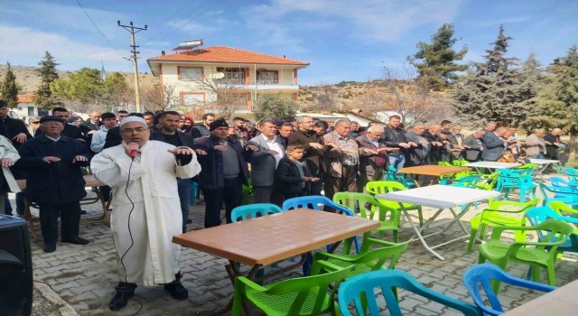 Kış kurak geçince yağmur duasına çıktılar