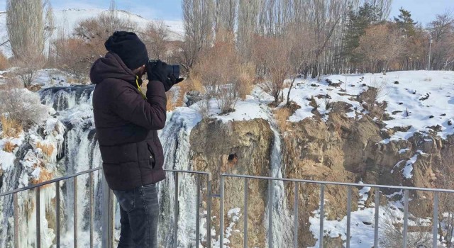 Kısmen donan Muradiye Şelalesine yoğun ilgi