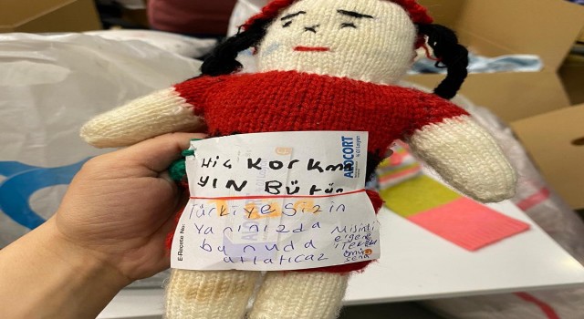 Kıyafet ve oyuncakları ile birlikte sevgi dolu mesajlarını da gönderiyorlar