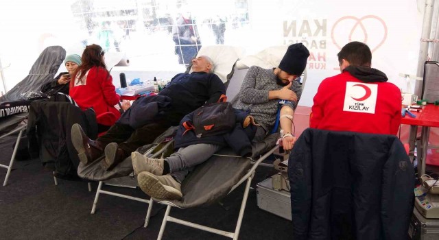 Kızılay depremzedeler için Taksim Meydanında kan bağışı kampanyası başlattı