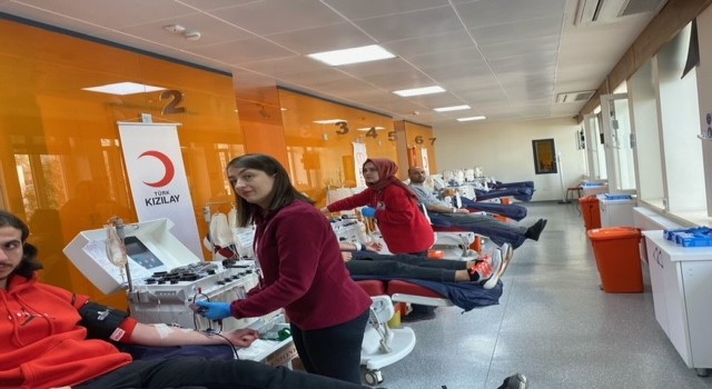 Kızılayda depremzedeler için kan bağışı seferberliği devam ediyor