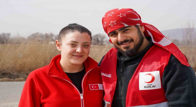 Kızılayın gurbetçi ve yabancı gönüllüleri kalplere dokunuyor
