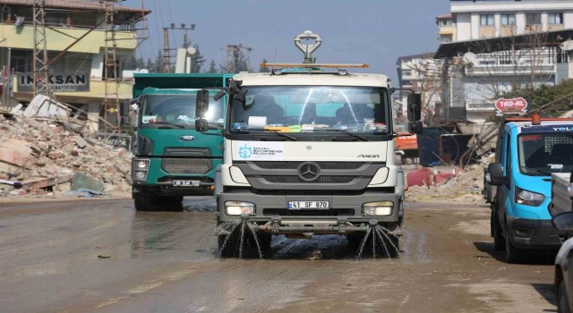 Kocaeli Büyükşehir Belediyesi, Defnede enkaz kaldırma çalışması yapıyor