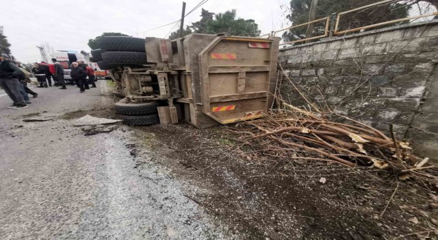 Koçarlıda hafriyat kamyonu devrildi