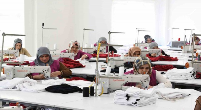 KOMEK ve ASEM mensupları depremzedelerin içini ısıtıyor