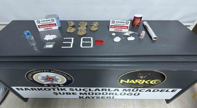 Konserve kutusundan yarım kilo uyuşturucu çıktı