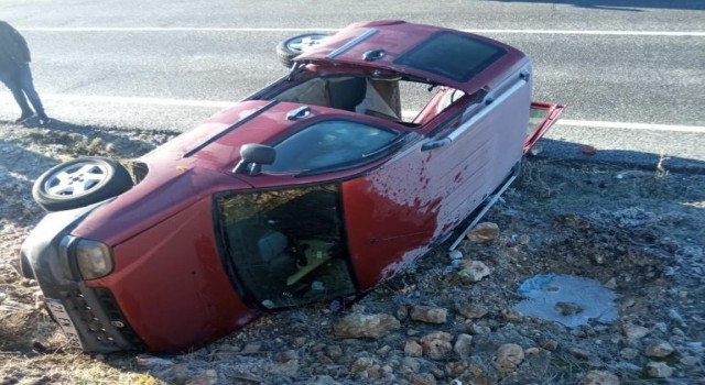 Kontrolden çıkan hafif ticari araç takla attı: 3 yaralı