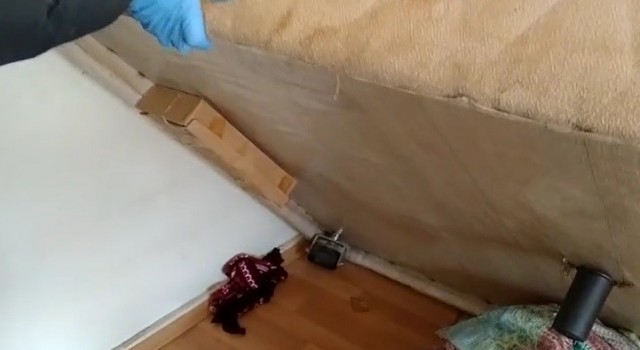 Konyada baskın yapılan evdeki yatağın altından uyuşturucu çıktı