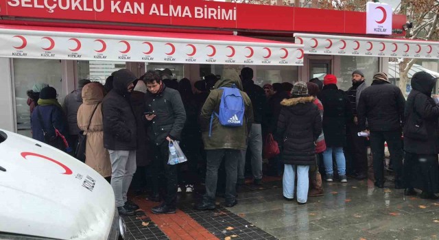 Konyada depremzedeler için vatandaşlar kan merkezlerine akın etti