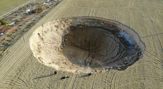 Konyada iki fay arasında 37 metre çapında obruk oluştu