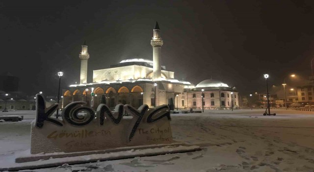 Konyada kar yağışından okullar tatil oldu, yollar ulaşıma kapandı
