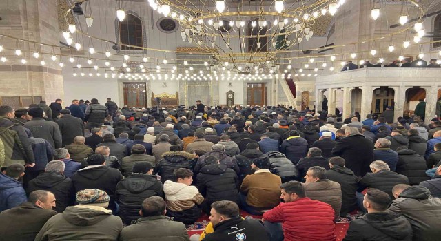 Konyada Miraç Kandilinde vatandaşlar camilere akın etti