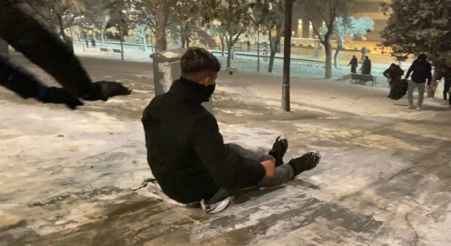 Konyada naylon poşetli kayak keyfi