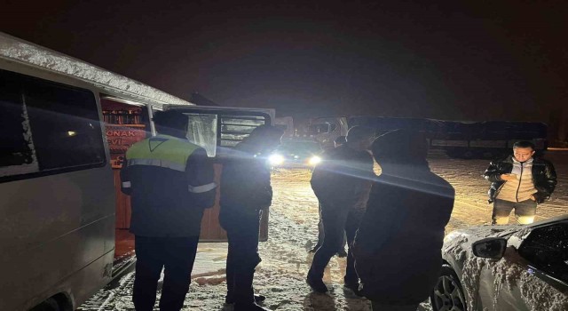 Konyada yolda mahsur kalanlar okul pansiyonlarında konaklatıldı