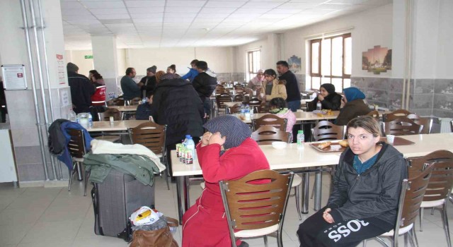Konyada yurtlara yerleşen depremzedeler yaşadıklarını anlattı