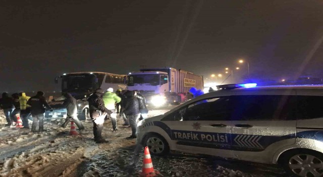 Konyanın şehirler arası yollarında kar ve tipi engeli