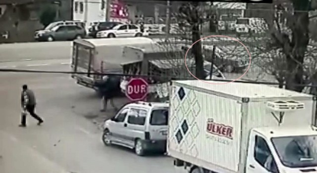 Köpeğe çarpmamak için manevra yaptı kamyonete çarptı