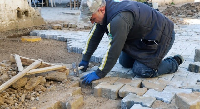 Köşk Belediyesi, doğalgaz hattı çalışması yapılan yolları düzenliyor