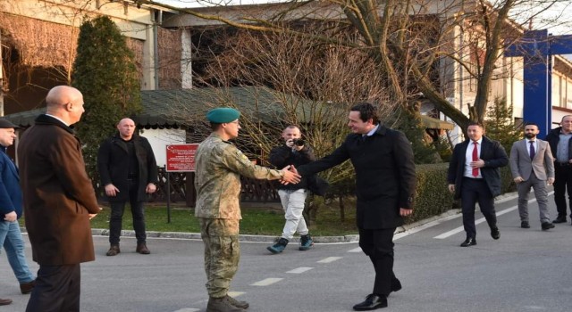 Kosova Başbakanı Kurti, Kosovadaki Türk askerine taziye ziyaretinde bulundu