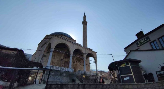 Kosovada 900 camide depremde hayatını kaybedenler için dualar okundu