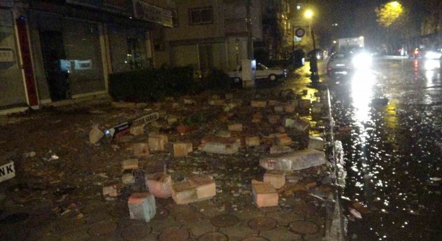 Kozanda vatandaşlar pazar yeri ve kapalı spor salonunda toplandı