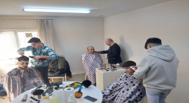 Kuaförler depremzedeler için çalışıyor