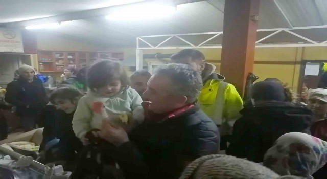Küçük Linanın duygulandıran hediyesi, depremzede Besteye ulaştı