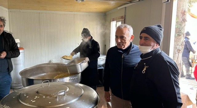 Küçükçekmece Belediyesinden Hatayda günlük 5 bin kişiye sıcak yemek desteği