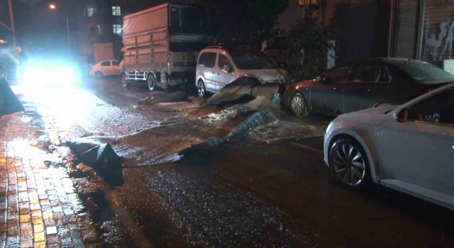 Küçükçekmecede çatı kaplaması uçtu, 2 araç hasar aldı