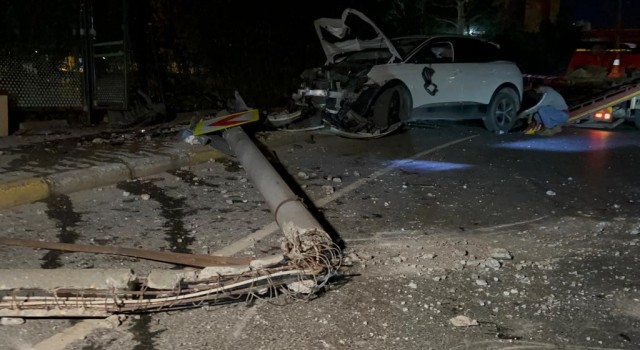Küçükçekmecede kontrolden çıkan araç elektrik direğine çarptı: 4 yaralı